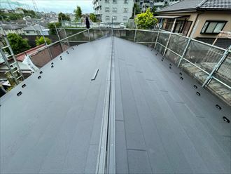 屋根カバー工事にて棟板金の下地材の貫板を設置
